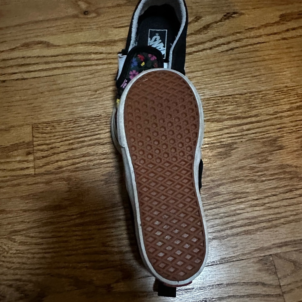 Vans Black Slip-On Sneakers with Classic Design - Picture 4 of 5